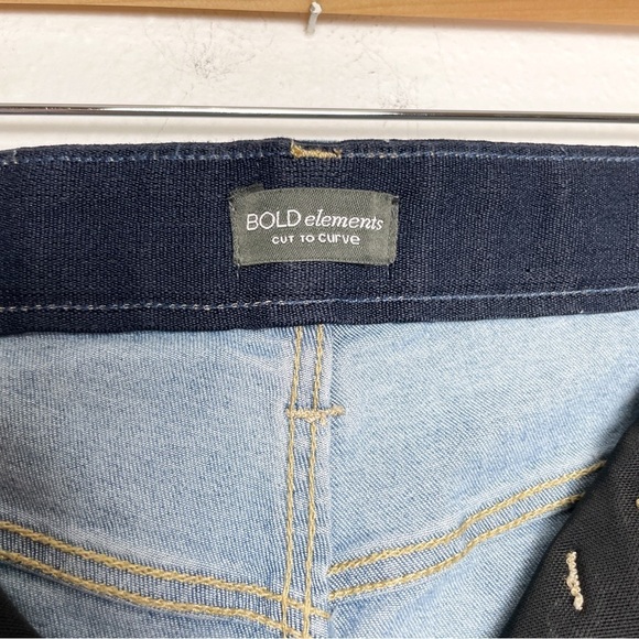 BOLD Elements Sz. 10 Cut to Curve Tummy Control Jean Capris Medium Wash - Picture 5 of 6